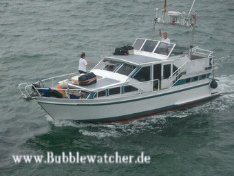 Bubblewatcher vor einem Auslandshafen