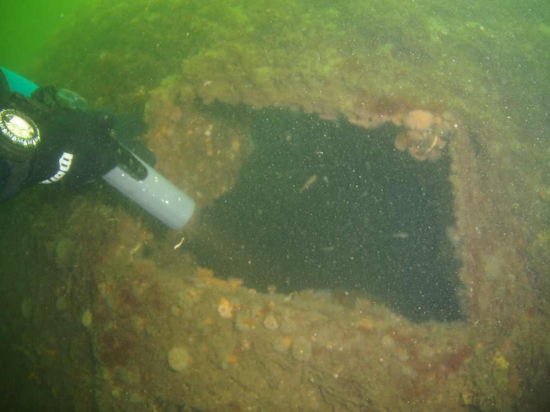 Luke mit Seeschlagblende im vorderen Bereich der Panzerkalotte Luke mit Seeschlagblende im vorderen Bereich der Panzerkalotte