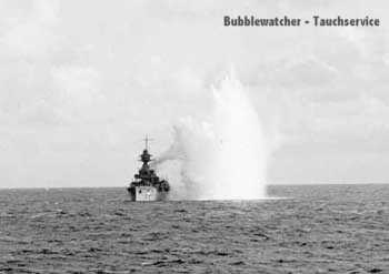 Explosion einer der Fliegerbomben neben Niels Juel auf Bb-Seite